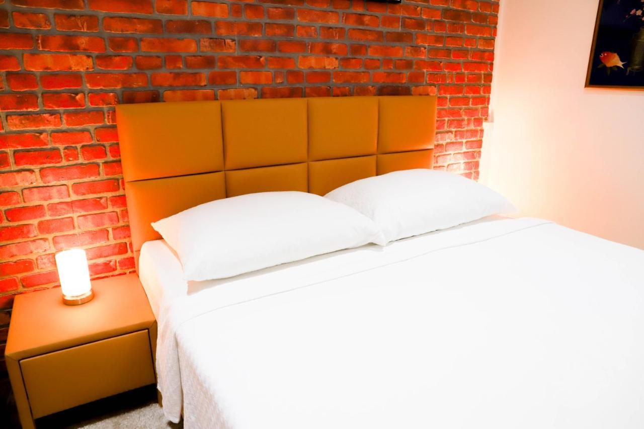 «Go West» Guest Rooms Wina Bagian luar foto