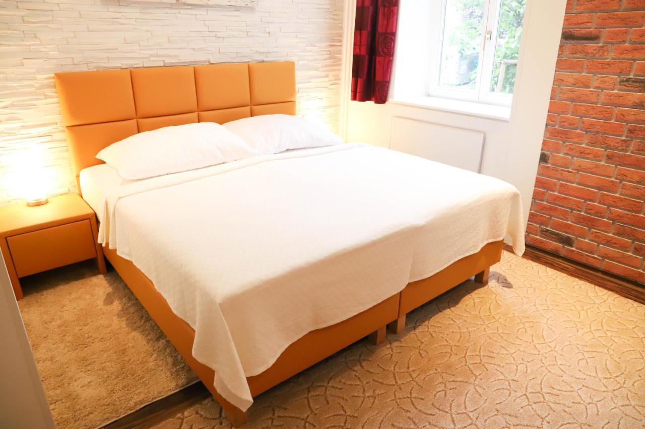 «Go West» Guest Rooms Wina Bagian luar foto
